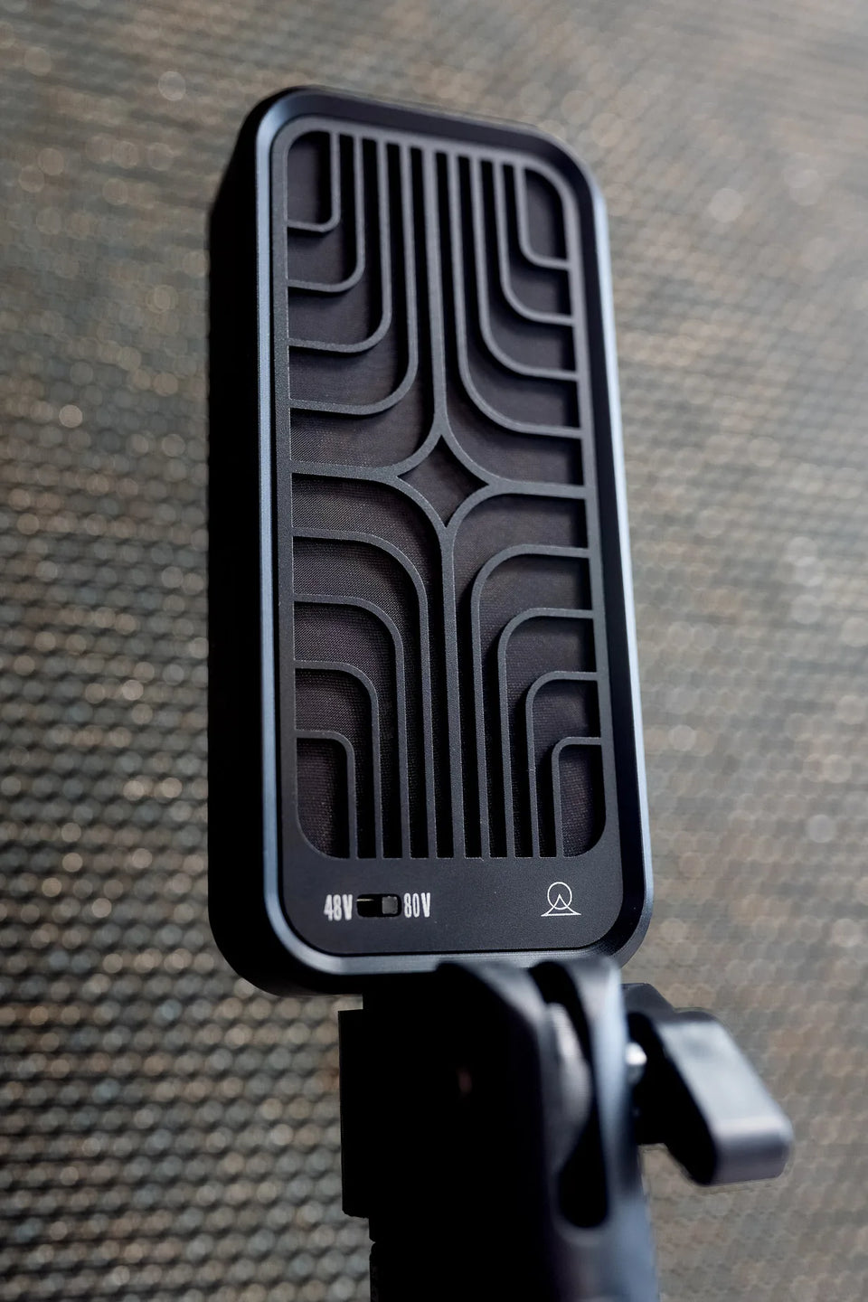 Rear 48V and 80V mode switch on the Ohmie microphone